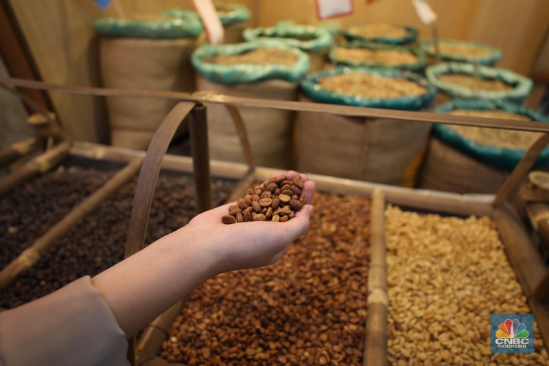 Penjualan kopi Nusantara di kawasan Jakarta, Jumat (13/9/2024). (CNBC Indonesia/Tri Susilo)