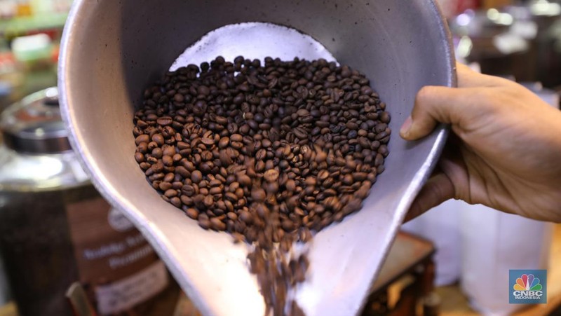 Penjualan kopi Nusantara di kawasan Jakarta, Jumat (13/9/2024). (CNBC Indonesia/Tri Susilo)