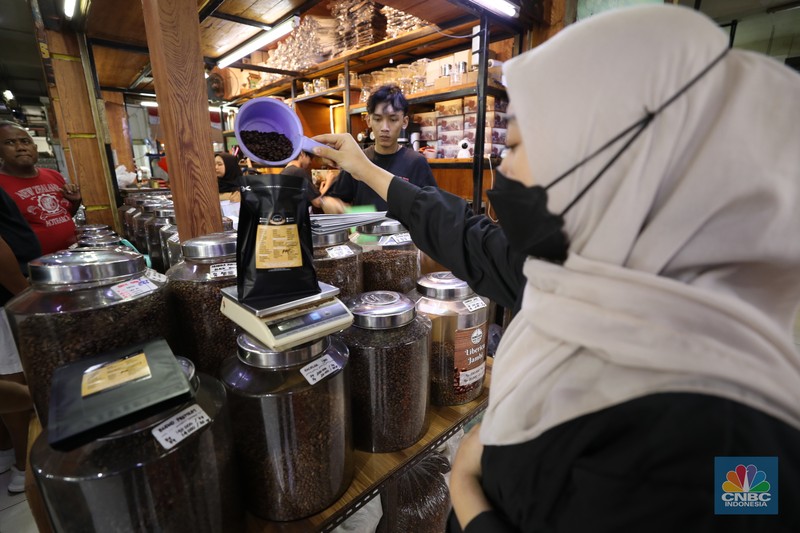 Penjualan kopi Nusantara di kawasan Jakarta, Jumat (13/9/2024). (CNBC Indonesia/Tri Susilo)