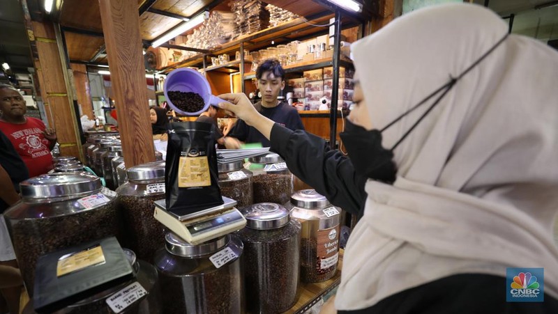 Penjualan kopi Nusantara di kawasan Jakarta, Jumat (13/9/2024). (CNBC Indonesia/Tri Susilo)