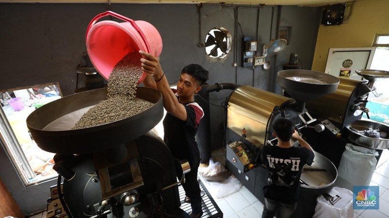 Penjualan kopi Nusantara di kawasan Jakarta, Jumat (13/9/2024). (CNBC Indonesia/Tri Susilo)