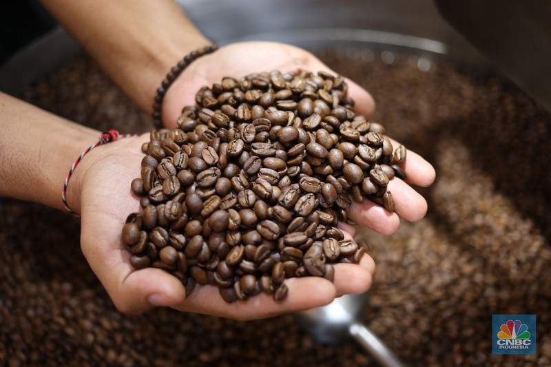 Penjualan kopi Nusantara di kawasan Jakarta, Jumat (13/9/2024). (CNBC Indonesia/Tri Susilo)