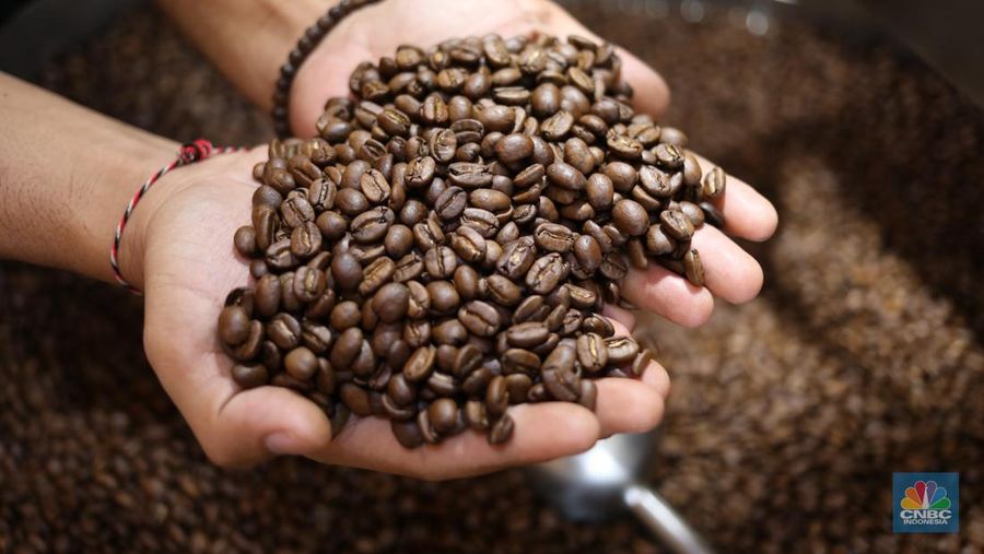 Penjualan kopi Nusantara di kawasan Jakarta, Jumat (13/9/2024). (վ/Tri Susilo)