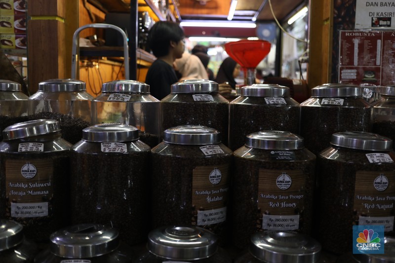 Penjualan kopi Nusantara di kawasan Jakarta, Jumat (13/9/2024). (CNBC Indonesia/Tri Susilo)