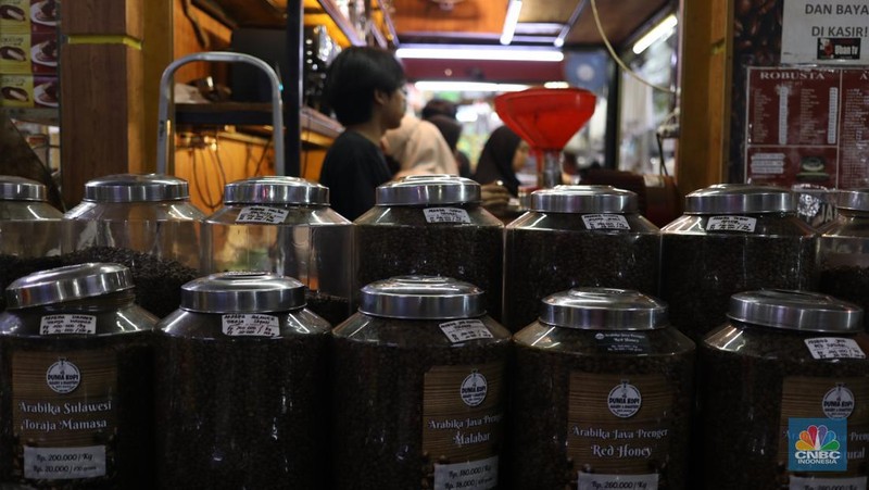 Penjualan kopi Nusantara di kawasan Jakarta, Jumat (13/9/2024). (CNBC Indonesia/Tri Susilo)