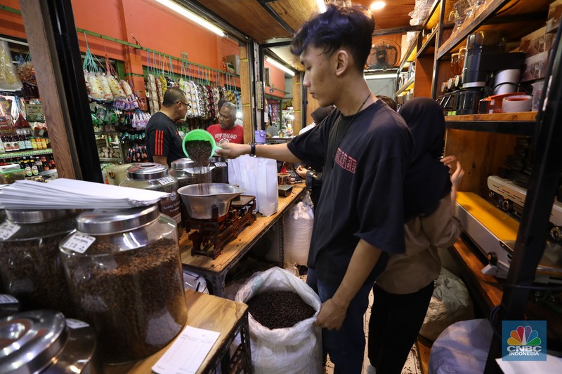 Penjualan kopi Nusantara di kawasan Jakarta, Jumat (13/9/2024). (CNBC Indonesia/Tri Susilo)