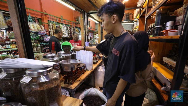 Penjualan kopi Nusantara di kawasan Jakarta, Jumat (13/9/2024). (CNBC Indonesia/Tri Susilo)