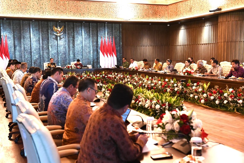Presiden Joko Widodo kembali menggelar Sidang Kabinet Paripurna (SKP) di Ruang Sidang Kabinet, Istana Garuda, Ibu Kota Nusantara (IKN), pada Jumat, (13/9/2024). Presiden Joko Widodo kembali menggelar Sidang Kabinet Paripurna (SKP) di Ruang Sidang Kabinet, Istana Garuda, Ibu Kota Nusantara (IKN), pada Jumat, (13/9/2024). (Dok. Biro Pers Sekretariat Presiden)