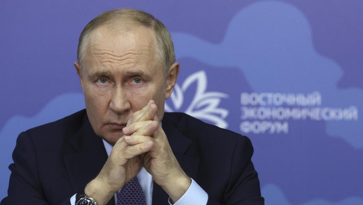 Presiden Rusia Vladimir Putin mengadakan pertemuan mengenai pengembangan infrastruktur Timur Jauh Rusia di sela-sela Forum Ekonomi Timur di Vladivostok, Rusia, Rabu, 4 September 2024. (Vyacheslav Prokofyev, Sputnik, Kremlin Pool Photo via AP)