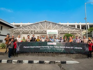 PT LRT Jakarta Gelar Panen Hasil Urban Farming-Tabur Benih Ikan di Depo
