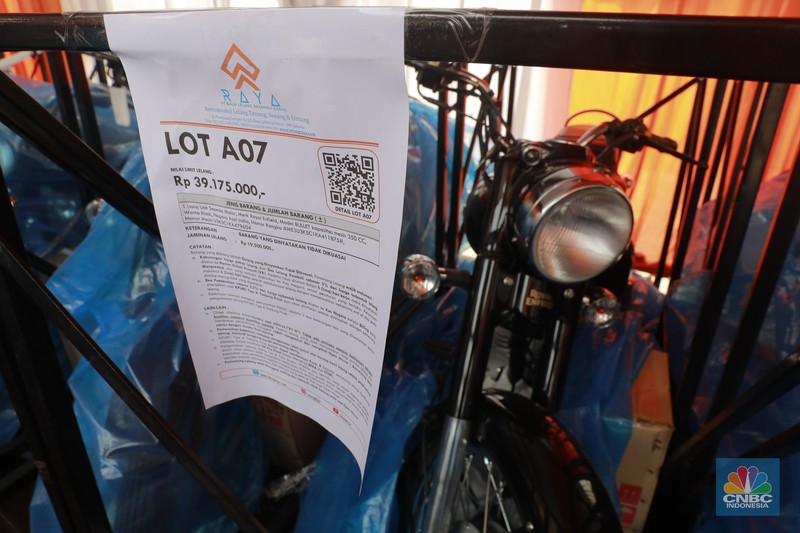 Sejumlah motor Royal Enfield saat open house yang akan dilelang di Tempat Penimbunan Pabean PT Tri Pandu Pelita yang berlokasi di Jl. Kebantenan No. 10, Semper Timur, Cilincing, Jakarta Utara, Jumat (13/9/2024). (CNBC Indonesia/Muhammad Sabki) Sejumlah motor Royal Enfield saat open house yang akan dilelang di Tempat Penimbunan Pabean PT Tri Pandu Pelita yang berlokasi di Jl. Kebantenan No. 10, Semper Timur, Cilincing, Jakarta Utara, Jumat (13/9/2024). (CNBC Indonesia/Muhammad Sabki)