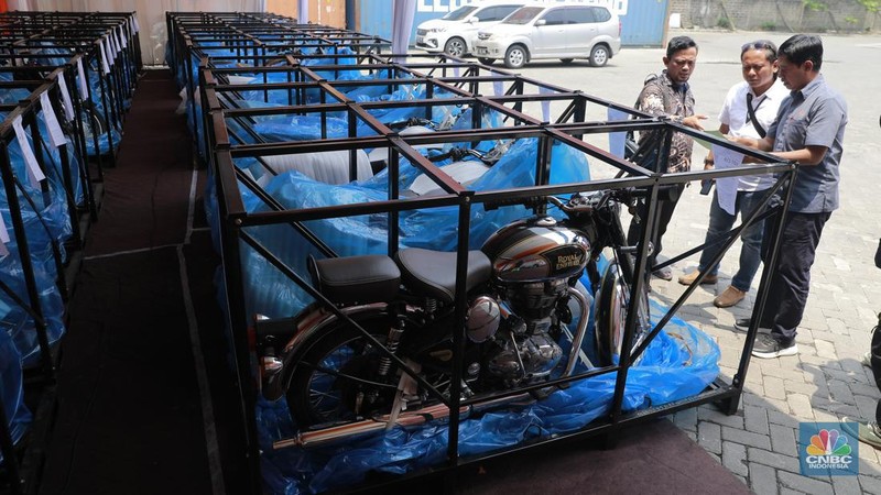 Sejumlah motor Royal Enfield saat open house yang akan dilelang di Tempat Penimbunan Pabean PT Tri Pandu Pelita yang berlokasi di Jl. Kebantenan No. 10, Semper Timur, Cilincing, Jakarta Utara, Jumat (13/9/2024). (CNBC Indonesia/Muhammad Sabki)