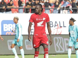Tito Okello Tempuh 9.492 Km untuk Gabung PSM Vs Arema FC di Liga 1 2024/2025