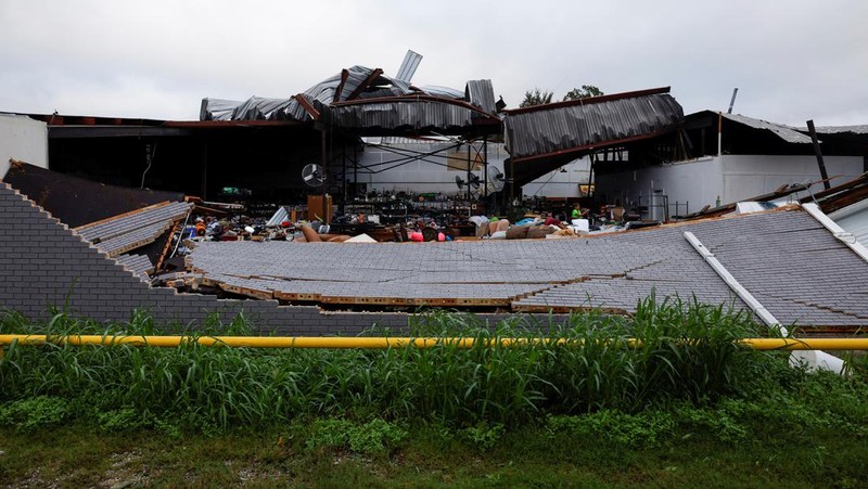 Pemandangan drone menunjukkan toko barang bekas Junk In The Trunk, yang mengalami kerusakan atap dan keruntuhan dinding akibat dampak Badai Francine, di Houma, Louisiana, AS, 12 September 2024. (REUTERS/Edmund D. Fountain)