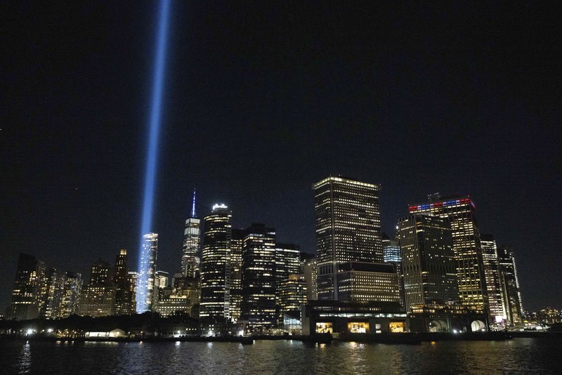 Tribute in Light terlihat di langit di Lower Manhattan, New York dari Staten Island Ferry pada peringatan 23 tahun serangan 11 September 2001, Rabu, 11 September 2024, di New York. Tribute in Light terlihat di langit di Lower Manhattan, New York dari Staten Island Ferry pada peringatan 23 tahun serangan 11 September 2001, Rabu, 11 September 2024, di New York. (AP Photo/Yuki Iwamura)