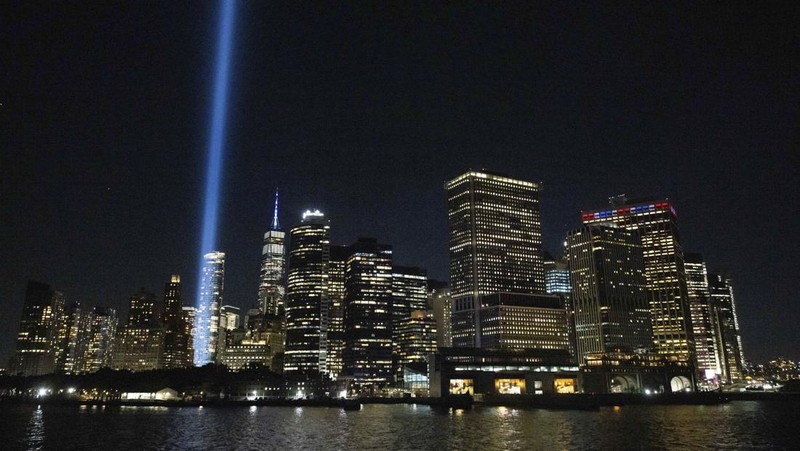 Tribute in Light terlihat di langit di Lower Manhattan, New York dari Staten Island Ferry pada peringatan 23 tahun serangan 11 September 2001, Rabu, 11 September 2024, di New York. (AP Photo/Yuki Iwamura)