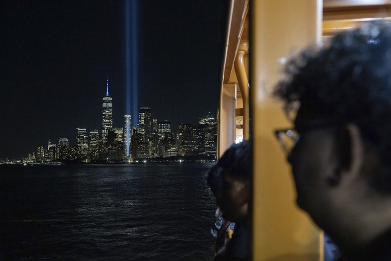 Tribute in Light terlihat di langit di Lower Manhattan, New York dari Staten Island Ferry pada peringatan 23 tahun serangan 11 September 2001, Rabu, 11 September 2024, di New York. Tribute in Light terlihat di langit di Lower Manhattan, New York dari Staten Island Ferry pada peringatan 23 tahun serangan 11 September 2001, Rabu, 11 September 2024, di New York. (AP Photo/Yuki Iwamura)
