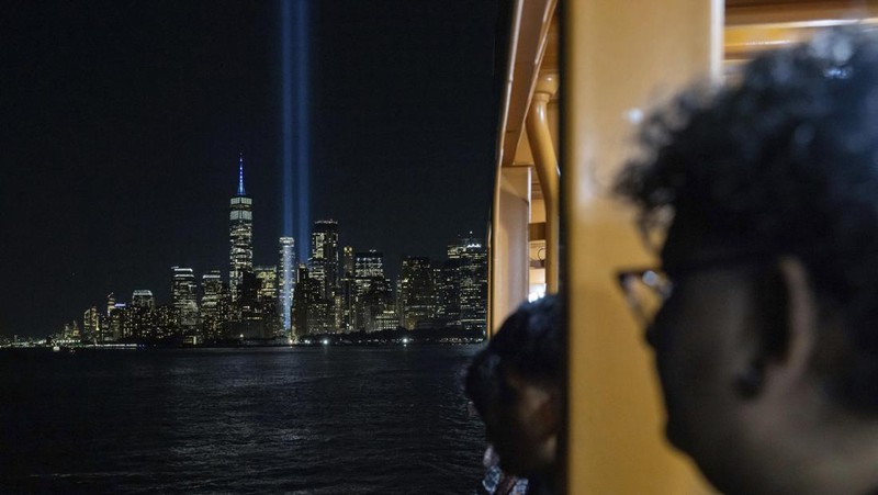 Tribute in Light terlihat di langit di Lower Manhattan, New York dari Staten Island Ferry pada peringatan 23 tahun serangan 11 September 2001, Rabu, 11 September 2024, di New York. (AP Photo/Yuki Iwamura)