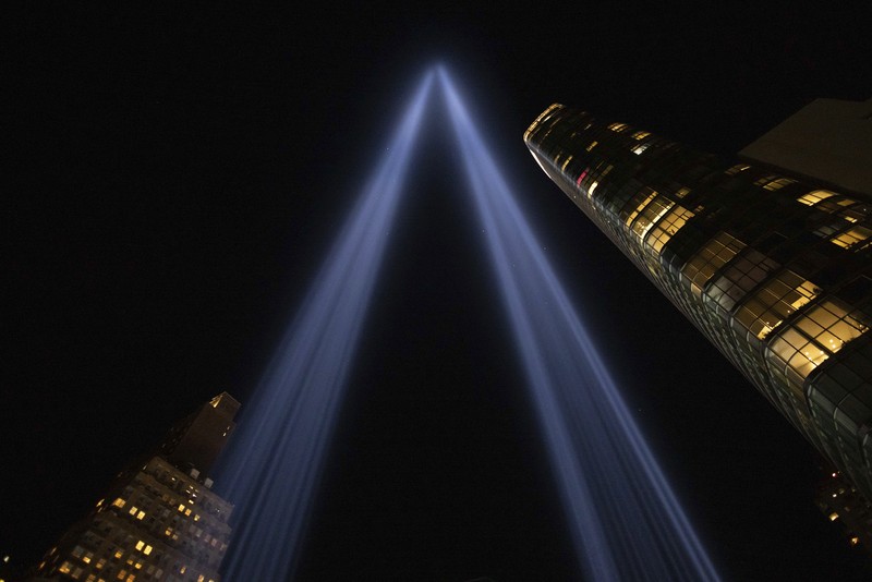 Tribute in Light terlihat di langit di Lower Manhattan, New York dari Staten Island Ferry pada peringatan 23 tahun serangan 11 September 2001, Rabu, 11 September 2024, di New York. Tribute in Light terlihat di langit di Lower Manhattan, New York dari Staten Island Ferry pada peringatan 23 tahun serangan 11 September 2001, Rabu, 11 September 2024, di New York. (AP Photo/Yuki Iwamura)