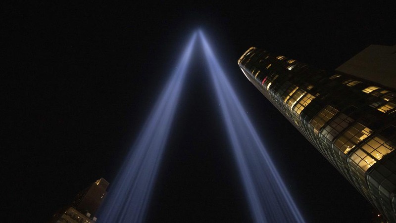 Tribute in Light terlihat di langit di Lower Manhattan, New York dari Staten Island Ferry pada peringatan 23 tahun serangan 11 September 2001, Rabu, 11 September 2024, di New York. (AP Photo/Yuki Iwamura)