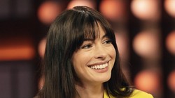 Anne Hathaway Nonton Super Bowl 2025, Gaya Hebohnya Jadi Fans Bola Viral