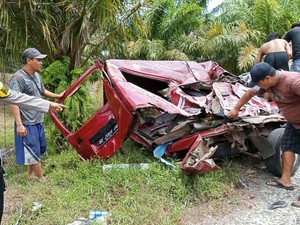 Minibus Tertimpa Truk Fuso di Tanjakan Pesisir Barat, Satu Keluarga Terjebak