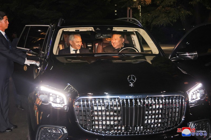 Pemimpin Korea Utara Kim Jong Un bertemu dengan pejabat tinggi keamanan Rusia Sergei Shoigu. (KCNA via REUTERS)