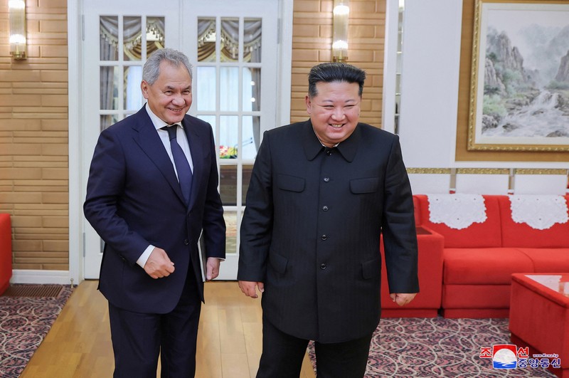 Pemimpin Korea Utara Kim Jong Un bertemu dengan pejabat tinggi keamanan Rusia Sergei Shoigu. (KCNA via REUTERS) Pemimpin Korea Utara Kim Jong Un bertemu dengan pejabat tinggi keamanan Rusia Sergei Shoigu. (KCNA via REUTERS)