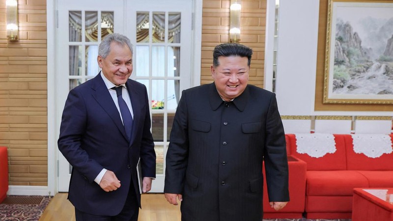 Pemimpin Korea Utara Kim Jong Un bertemu dengan pejabat tinggi keamanan Rusia Sergei Shoigu. (KCNA via REUTERS)