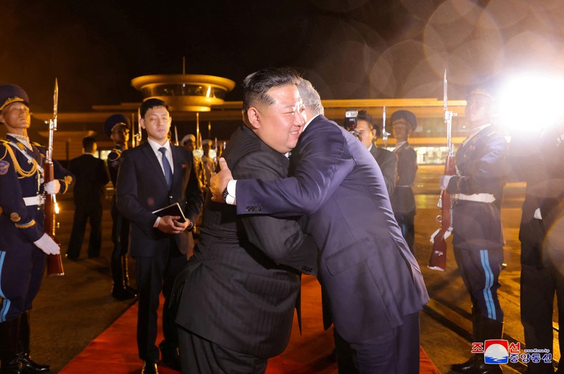 Pemimpin Korea Utara Kim Jong Un bertemu dengan pejabat tinggi keamanan Rusia Sergei Shoigu. (KCNA via REUTERS) Pemimpin Korea Utara Kim Jong Un bertemu dengan pejabat tinggi keamanan Rusia Sergei Shoigu. (KCNA via REUTERS)