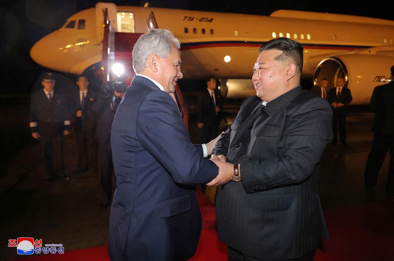 Pemimpin Korea Utara Kim Jong Un bertemu dengan pejabat tinggi keamanan Rusia Sergei Shoigu. (KCNA via REUTERS) Pemimpin Korea Utara Kim Jong Un bertemu dengan pejabat tinggi keamanan Rusia Sergei Shoigu. (KCNA via REUTERS)