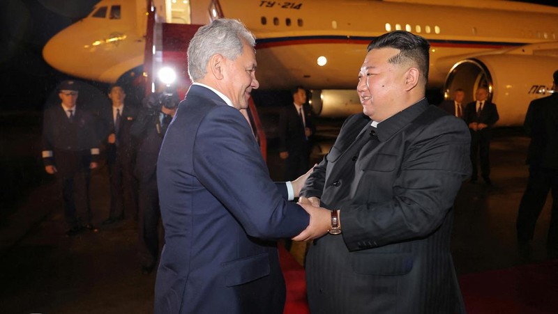 Pemimpin Korea Utara Kim Jong Un bertemu dengan pejabat tinggi keamanan Rusia Sergei Shoigu. (KCNA via REUTERS)