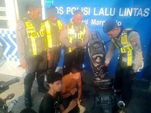 Dikejar Polisi gegara Tak Pakai Helm, 2 Pemuda Ini Ternyata Bawa Pil Koplo