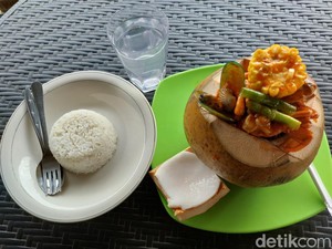 Paduan Rasa Unik Seafood yang Disajikan di Batok Kelapa Muda