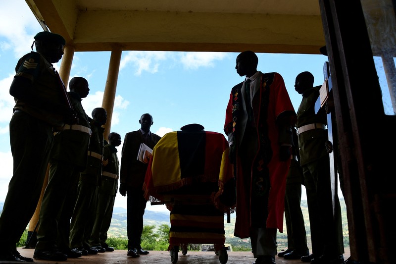 Peti jenazah atlet Olimpiade Uganda Rebecca Cheptegei tiba di kota asalnya sebelum dimakamkan di Bukwo. (REUTERS/Abubaker Lubowa)