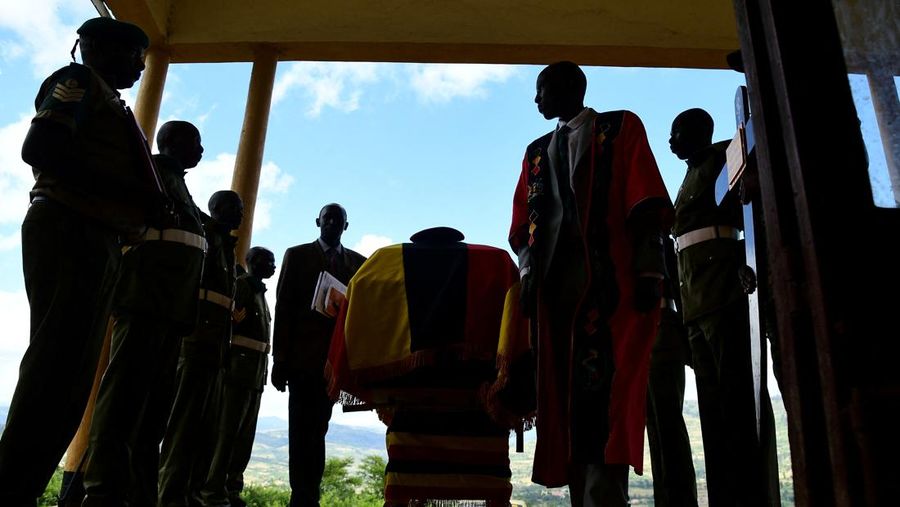 Peti jenazah atlet Olimpiade Uganda Rebecca Cheptegei tiba di kota asalnya sebelum dimakamkan di Bukwo. (REUTERS/Abubaker Lubowa)