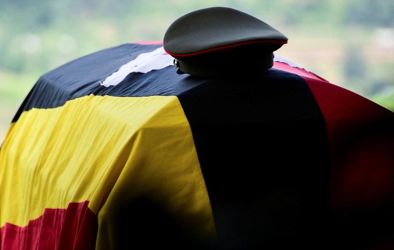 Peti jenazah atlet Olimpiade Uganda Rebecca Cheptegei tiba di kota asalnya sebelum dimakamkan di Bukwo. (REUTERS/Abubaker Lubowa) Peti jenazah atlet Olimpiade Uganda Rebecca Cheptegei tiba di kota asalnya sebelum dimakamkan di Bukwo. (REUTERS/Abubaker Lubowa)