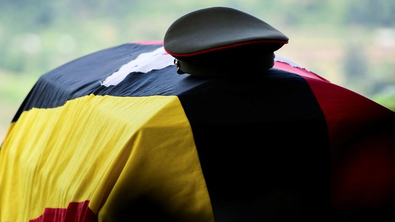 Peti jenazah atlet Olimpiade Uganda Rebecca Cheptegei tiba di kota asalnya sebelum dimakamkan di Bukwo. (REUTERS/Abubaker Lubowa)