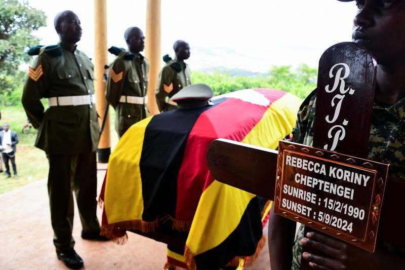 Peti jenazah atlet Olimpiade Uganda Rebecca Cheptegei tiba di kota asalnya sebelum dimakamkan di Bukwo. (REUTERS/Abubaker Lubowa) Peti jenazah atlet Olimpiade Uganda Rebecca Cheptegei tiba di kota asalnya sebelum dimakamkan di Bukwo. (REUTERS/Abubaker Lubowa)