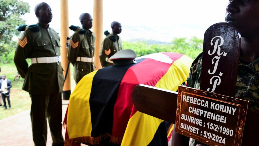 Peti jenazah atlet Olimpiade Uganda Rebecca Cheptegei tiba di kota asalnya sebelum dimakamkan di Bukwo. (REUTERS/Abubaker Lubowa)