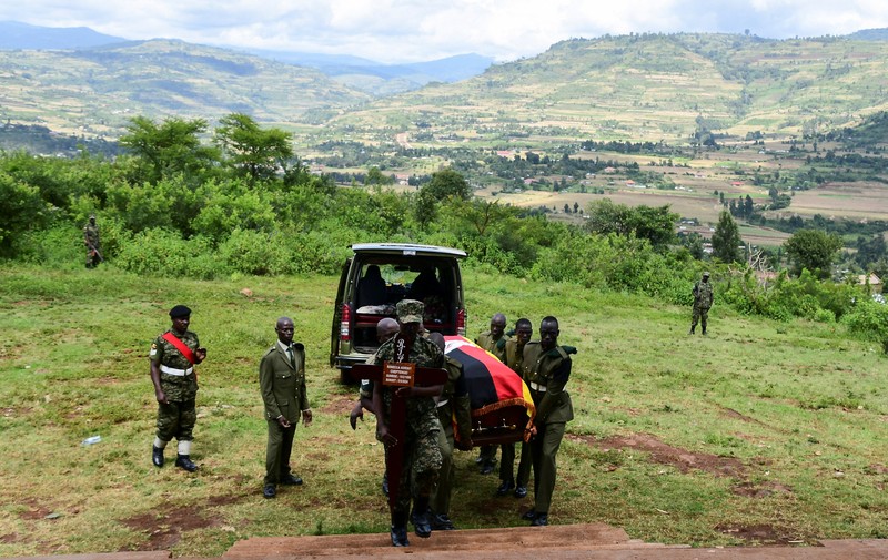Peti jenazah atlet Olimpiade Uganda Rebecca Cheptegei tiba di kota asalnya sebelum dimakamkan di Bukwo. (REUTERS/Abubaker Lubowa) Peti jenazah atlet Olimpiade Uganda Rebecca Cheptegei tiba di kota asalnya sebelum dimakamkan di Bukwo. (REUTERS/Abubaker Lubowa)