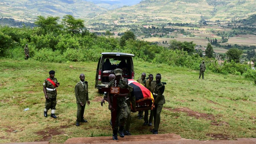 Peti jenazah atlet Olimpiade Uganda Rebecca Cheptegei tiba di kota asalnya sebelum dimakamkan di Bukwo. (REUTERS/Abubaker Lubowa)