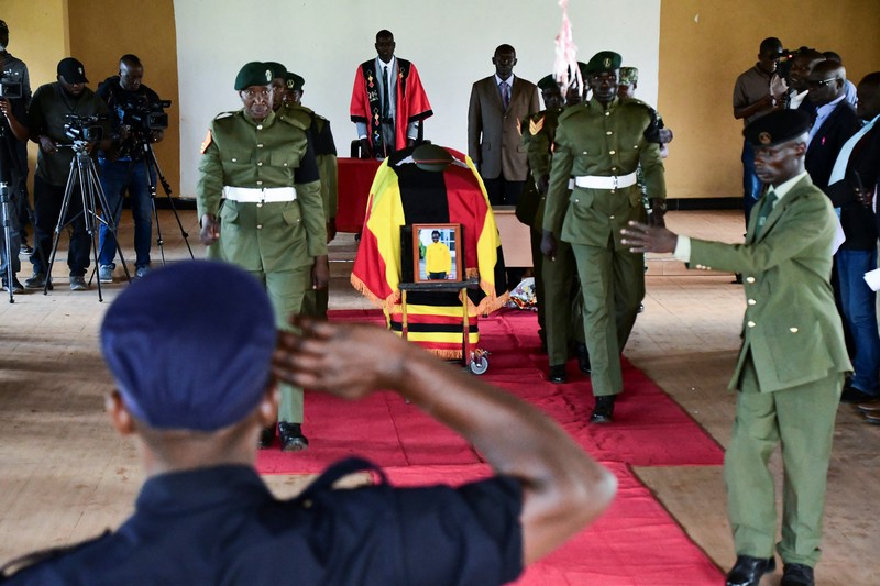 Peti jenazah atlet Olimpiade Uganda Rebecca Cheptegei tiba di kota asalnya sebelum dimakamkan di Bukwo. (REUTERS/Abubaker Lubowa) Peti jenazah atlet Olimpiade Uganda Rebecca Cheptegei tiba di kota asalnya sebelum dimakamkan di Bukwo. (REUTERS/Abubaker Lubowa)