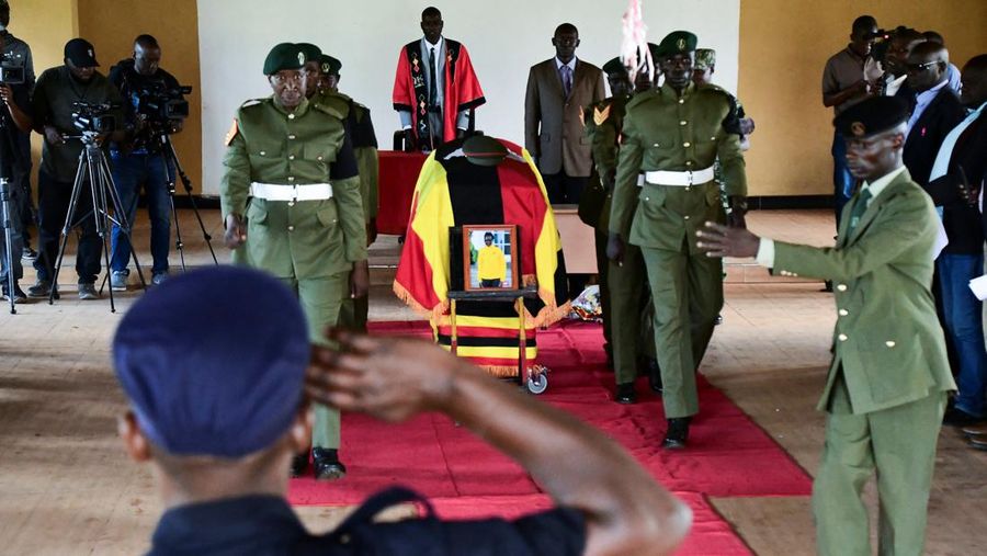 Peti jenazah atlet Olimpiade Uganda Rebecca Cheptegei tiba di kota asalnya sebelum dimakamkan di Bukwo. (REUTERS/Abubaker Lubowa)