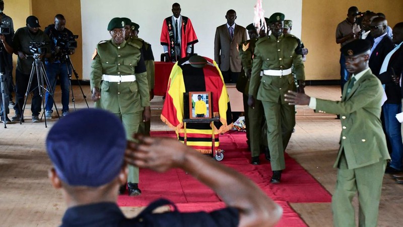 Peti jenazah atlet Olimpiade Uganda Rebecca Cheptegei tiba di kota asalnya sebelum dimakamkan di Bukwo. (REUTERS/Abubaker Lubowa)