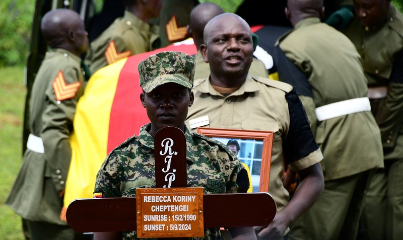 Peti jenazah atlet Olimpiade Uganda Rebecca Cheptegei tiba di kota asalnya sebelum dimakamkan di Bukwo. (REUTERS/Abubaker Lubowa)