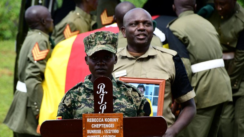 Peti jenazah atlet Olimpiade Uganda Rebecca Cheptegei tiba di kota asalnya sebelum dimakamkan di Bukwo. (REUTERS/Abubaker Lubowa)