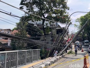 Pipa Bocor-Tiang Bertumpuk Jadi Penyebab Kirmir Longsor di Bandung