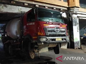 Truk Kontainer Nyangkut di Bawah Jembatan Rel Kereta di Matraman