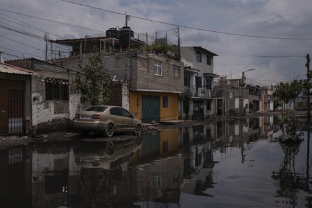 Warga pinggiran kota Mexico City tengah merasa cemas setelah tinggal selama lebih dari sebulan terkepung air limbah hitam. (AP Photo/Felix Marquez)